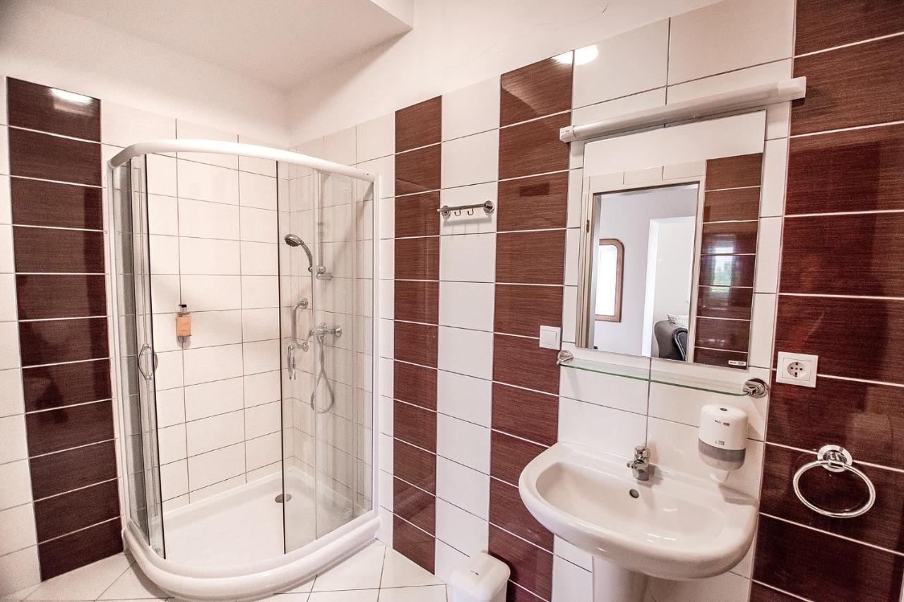 Sziget Hotel Veranka Ersekcsanad Екстериор снимка